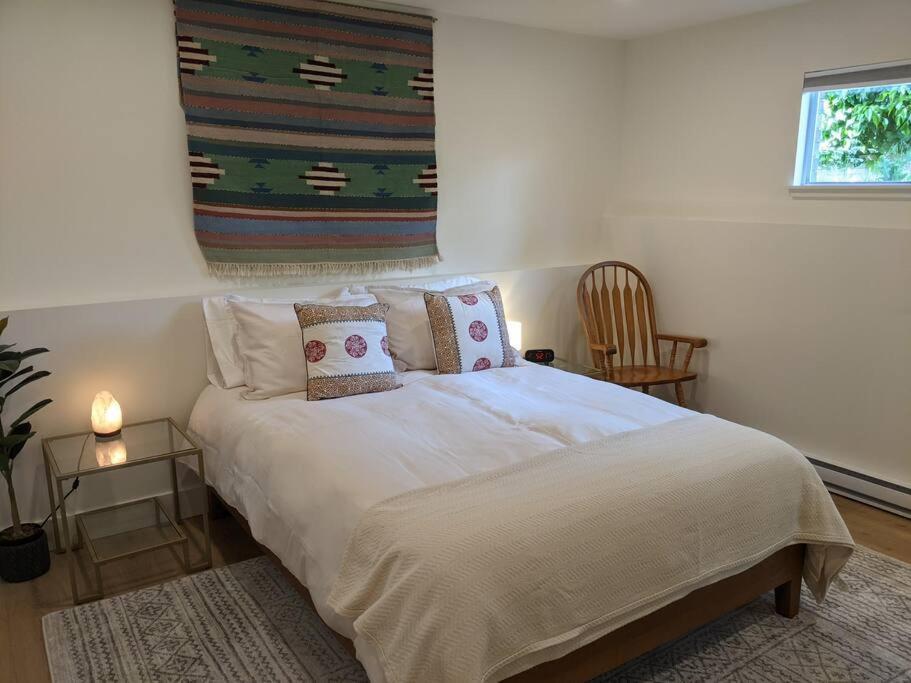 Bright Modern 1Br Suite In Sooke Village Core מראה חיצוני תמונה