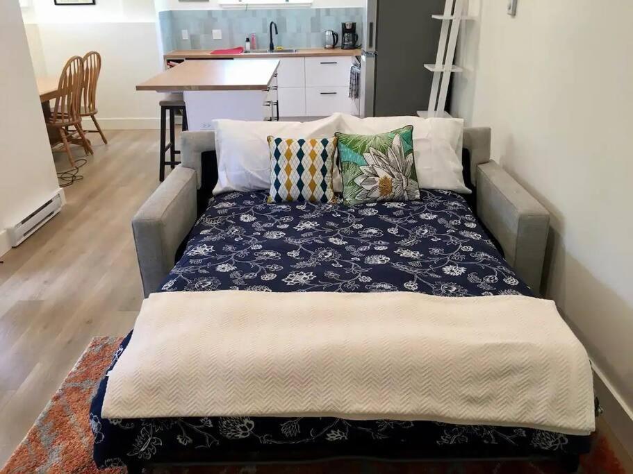 Bright Modern 1Br Suite In Sooke Village Core מראה חיצוני תמונה