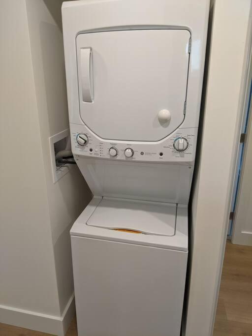 Bright Modern 1Br Suite In Sooke Village Core מראה חיצוני תמונה