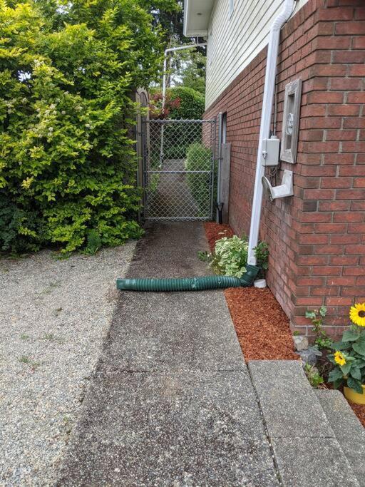 Bright Modern 1Br Suite In Sooke Village Core מראה חיצוני תמונה